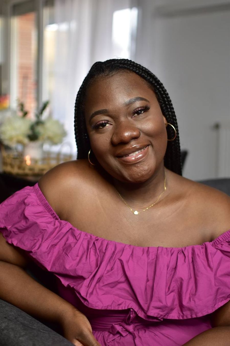 Esther Angora, souriante, en robe rose